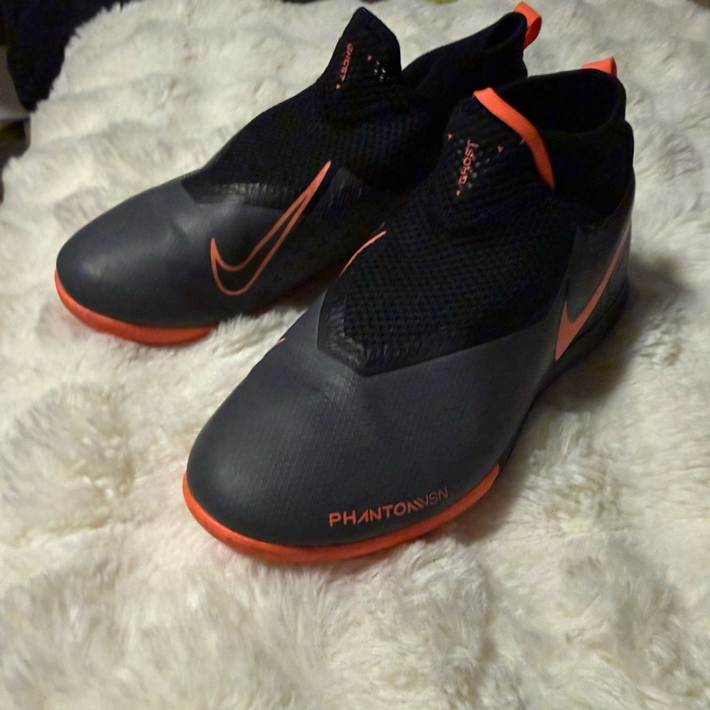 New without box, Youth Phantom, Ghost Lace, Indoor Soccer Shoe , Size 6
